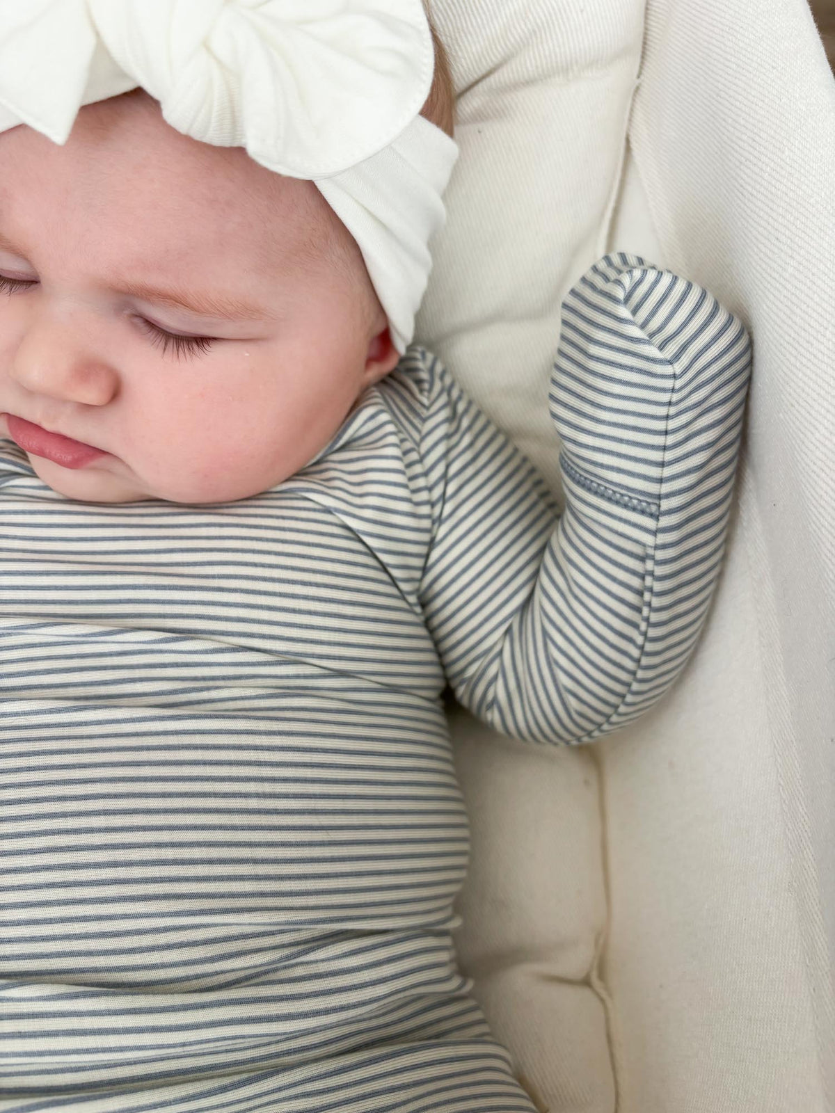 Blue-and-white striped long-sleeve baby pajamas, crew neck, soft knit