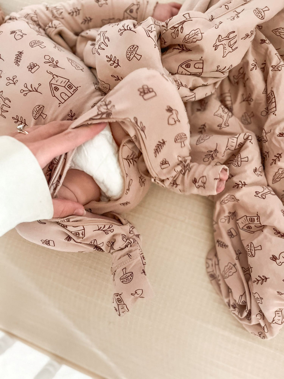 Beige convertible pajamas with farm print, folded sleeves and gathered inner opening