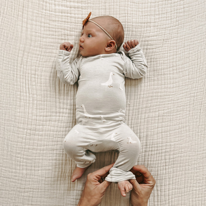 Light gray goose-print convertible pajama with long sleeves and elastic cuffs