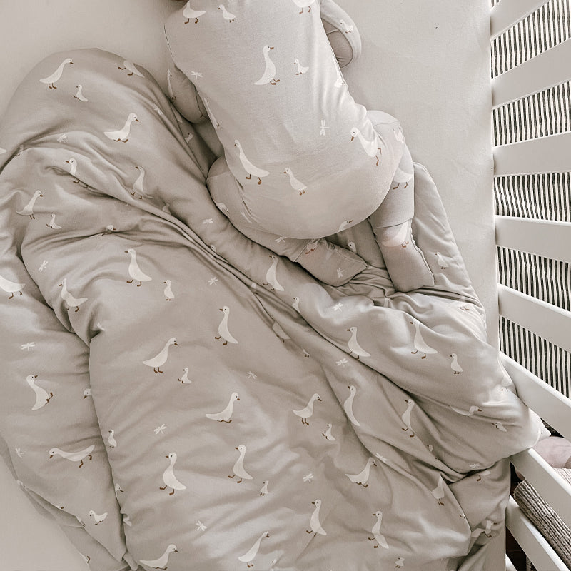 Twin blanket, light gray with white goose pattern, 1.0 TOG