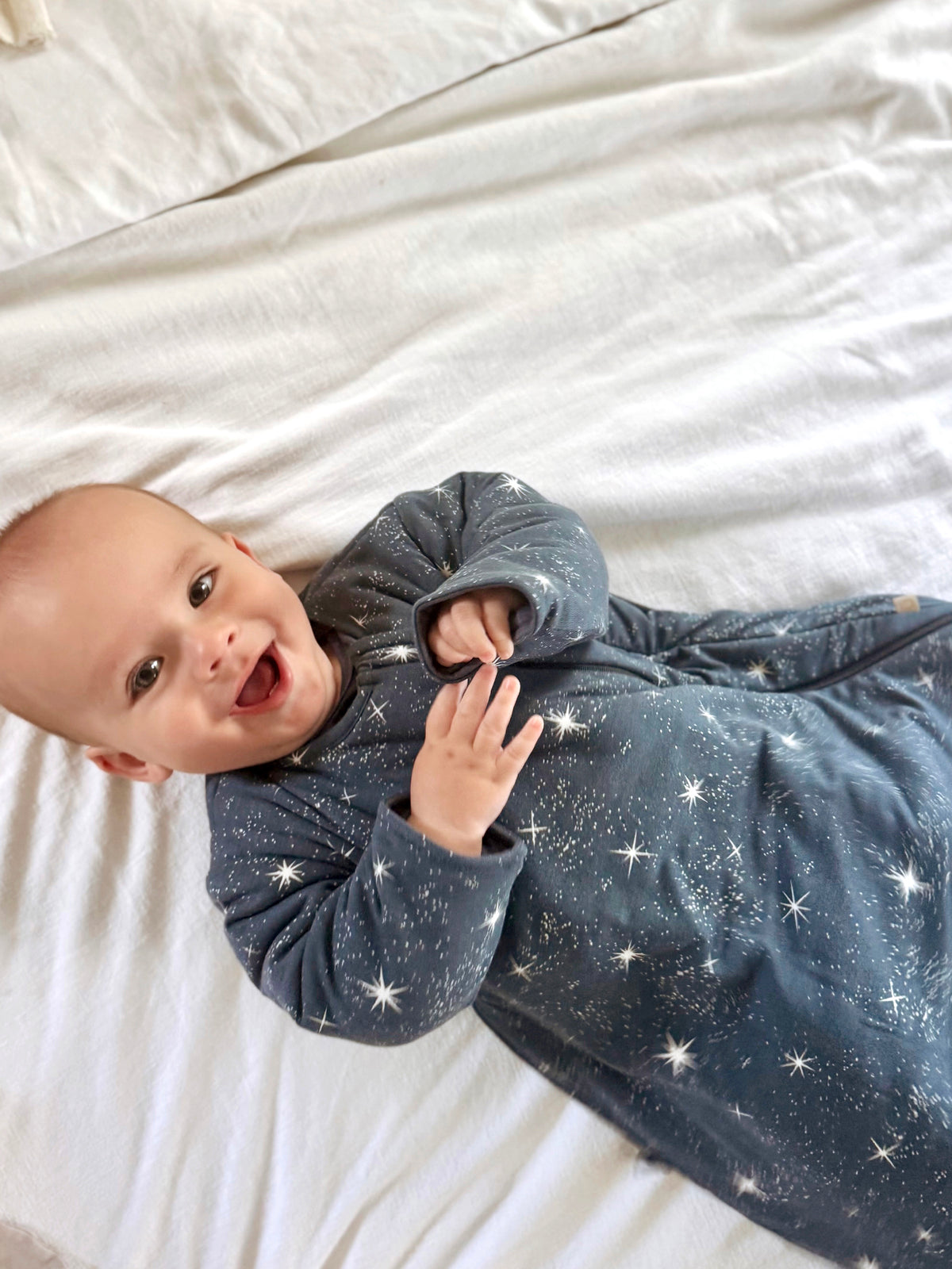 Long-sleeve sleep sack, dark blue with white star pattern and folded hood
