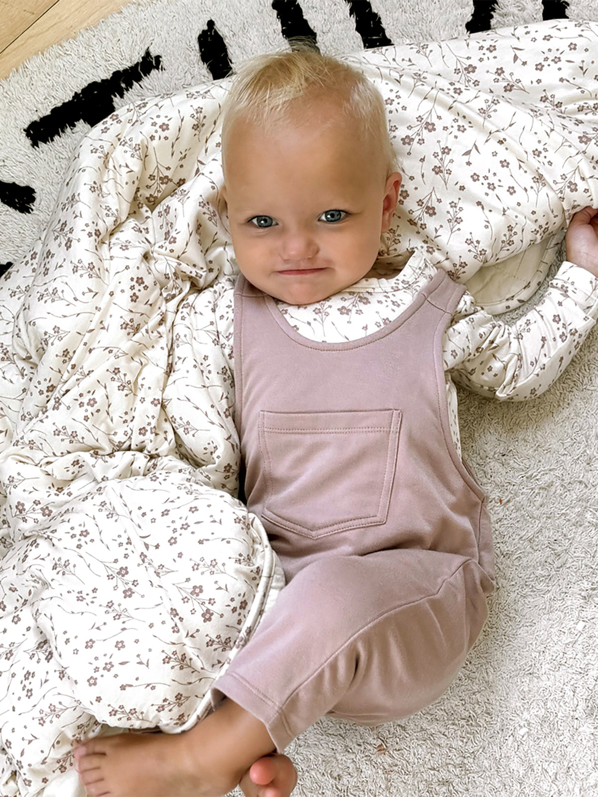Baby fleece overall set in light mauve with front pocket and floral-print top