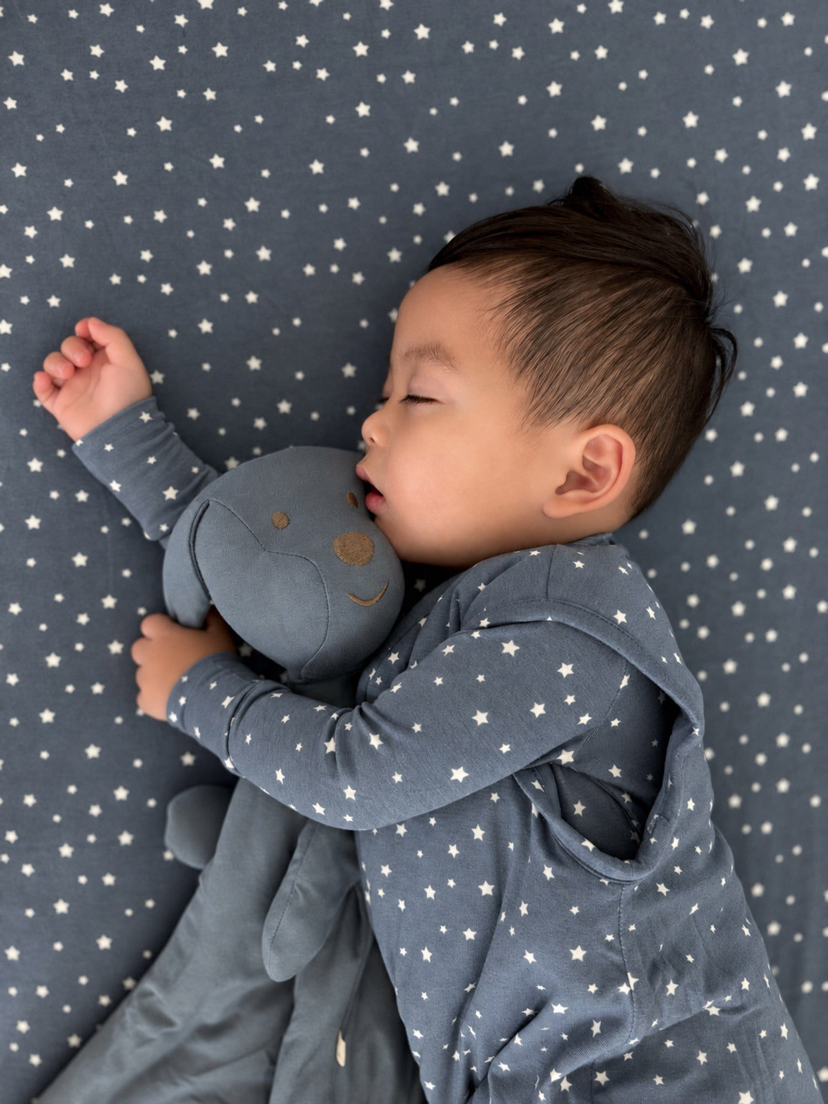Star-print gray crib sheet with small white dots