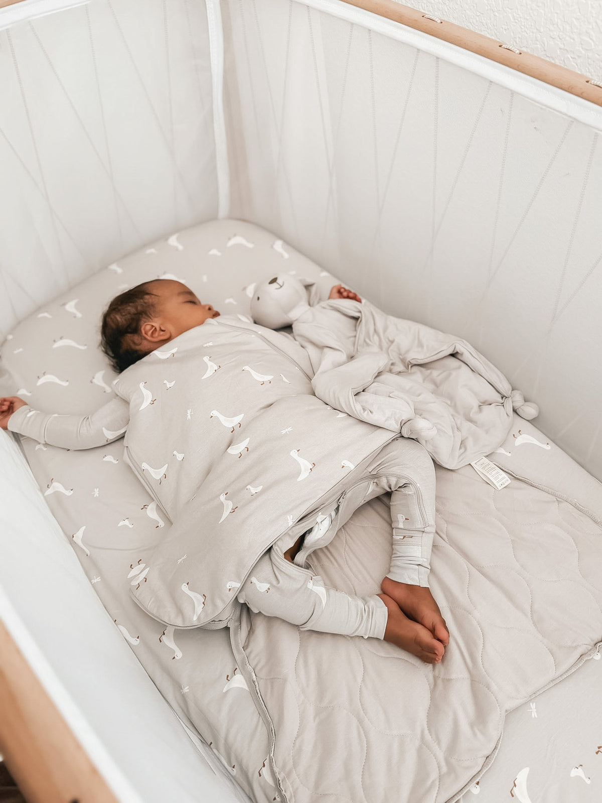 0.5 TOG goose print sleep sack, light gray with white geese pattern