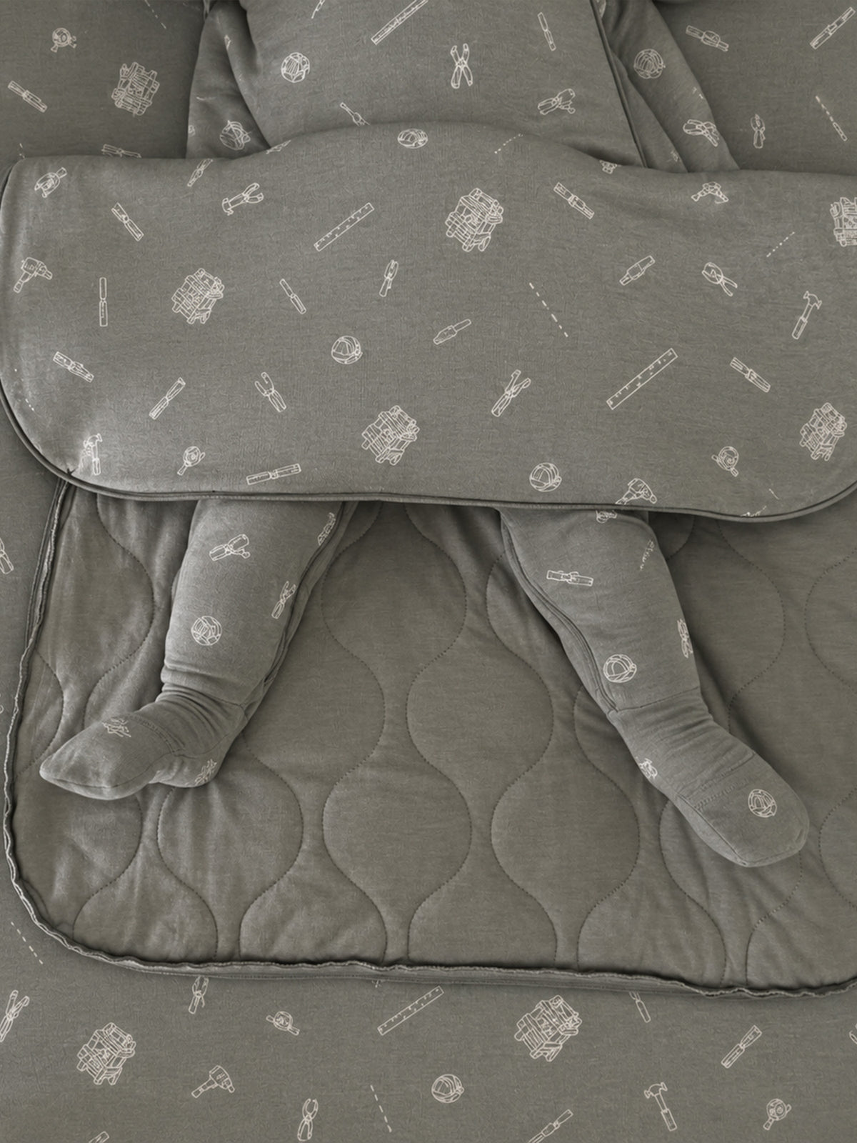 2.5 TOG long-sleeve sleep sack, gray tool-pattern with padded quilted body and elastic cuffs