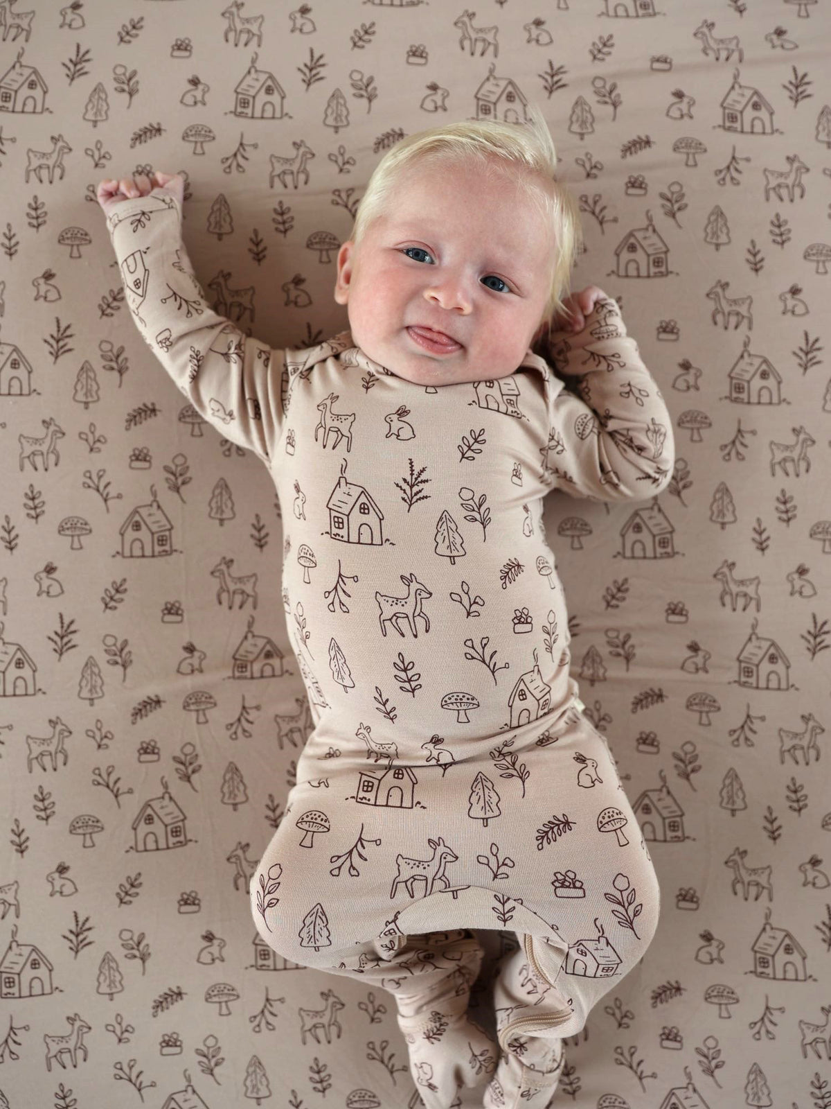 Beige long-sleeve convertible pajamas with farm house and animal print, elastic cuffs