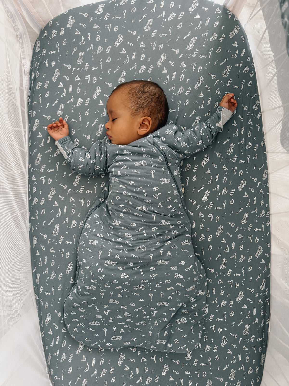 2.5 TOG long-sleeve swaddle sack, blue-gray with white pattern