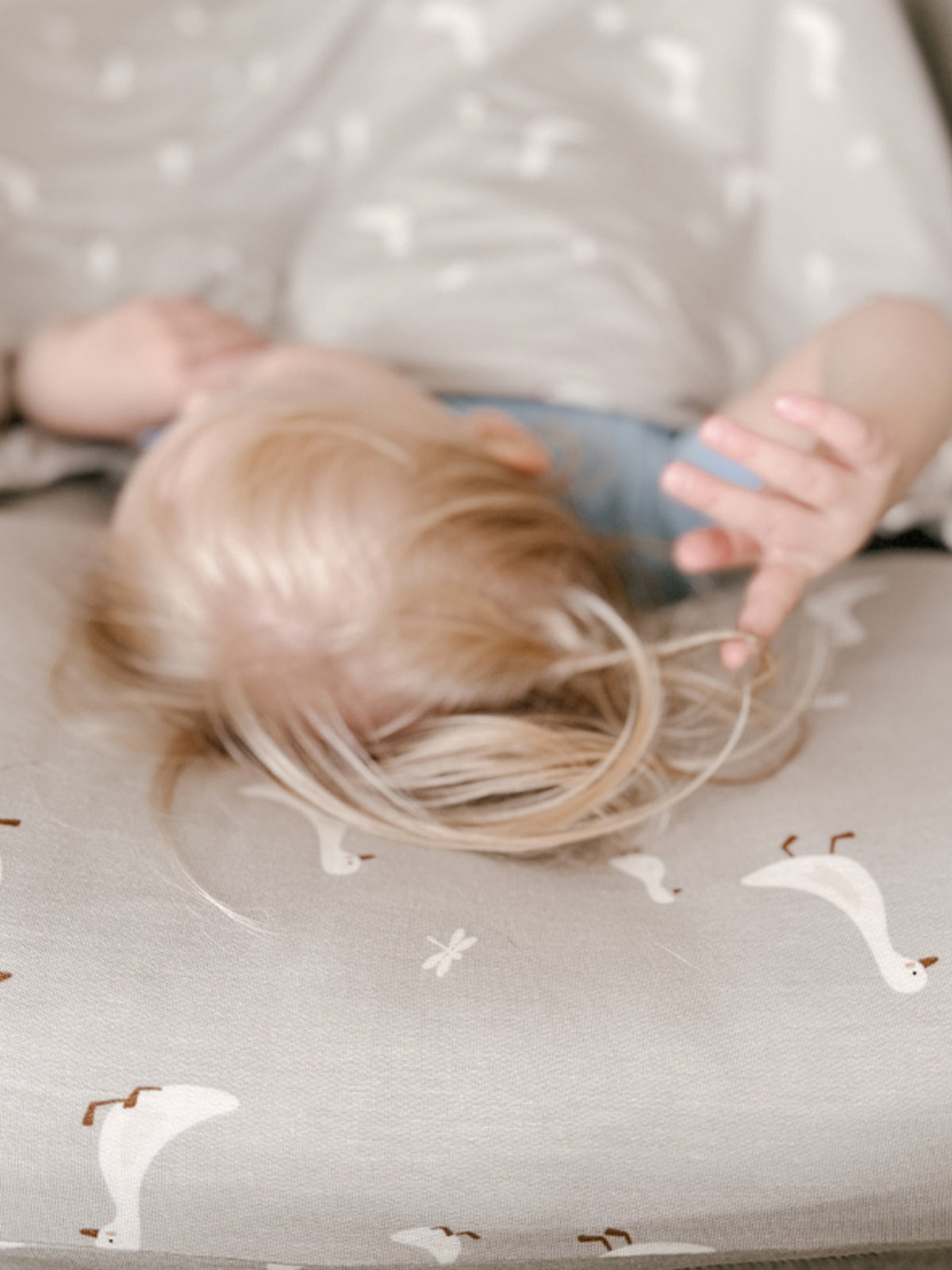 Goose-pattern nap mat in light gray with padded surface and white geese print