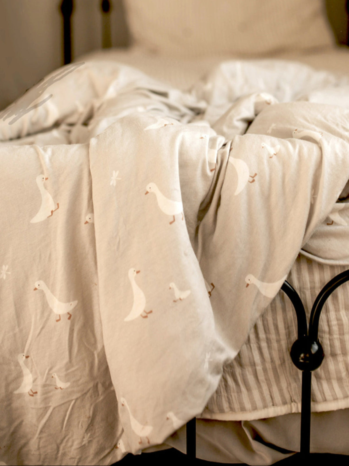 Light beige goose-pattern blanket with repeating white goose print
