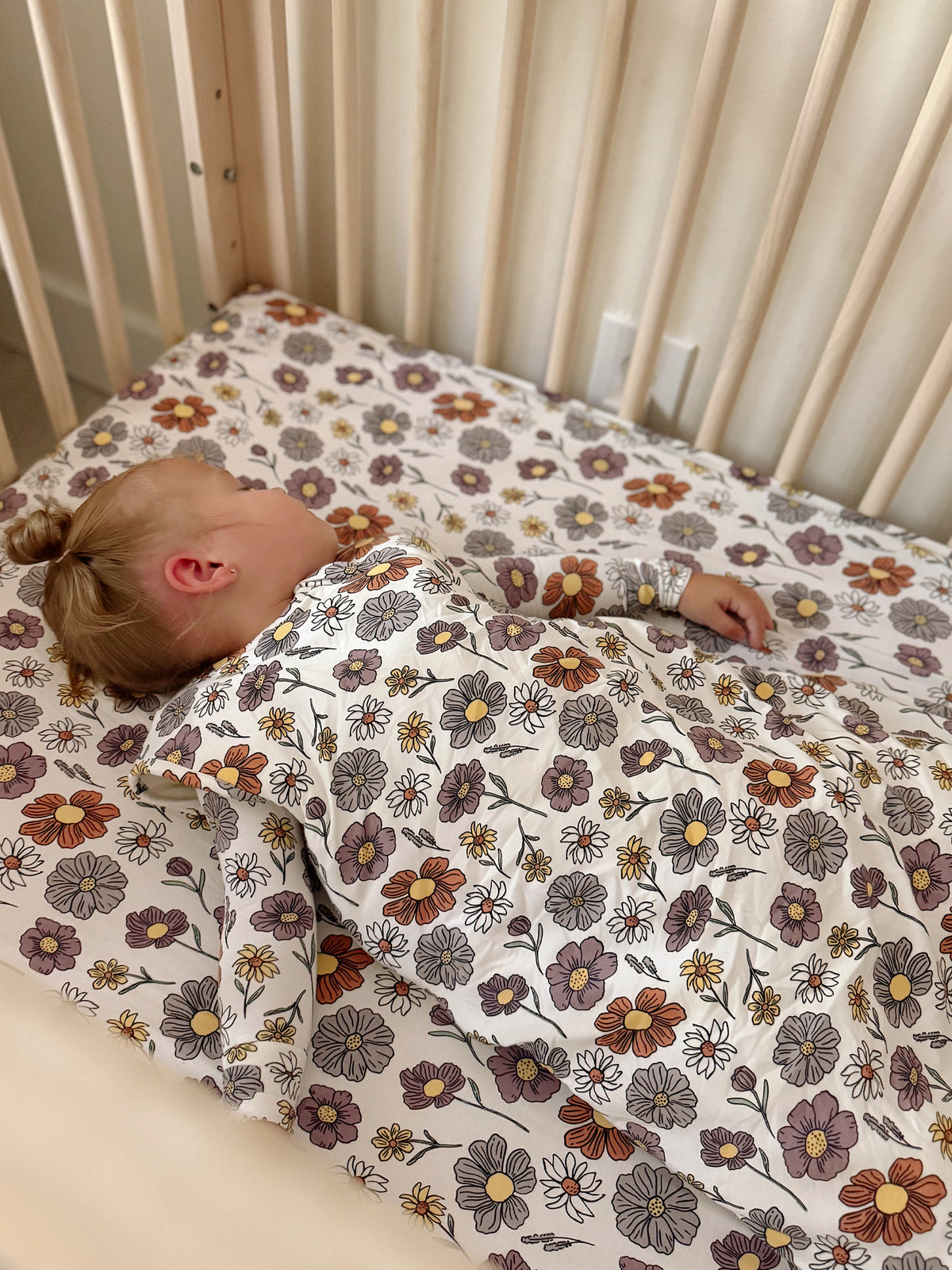 Floral baby sleep sack with long sleeves, off-white fabric and bouquet flower pattern