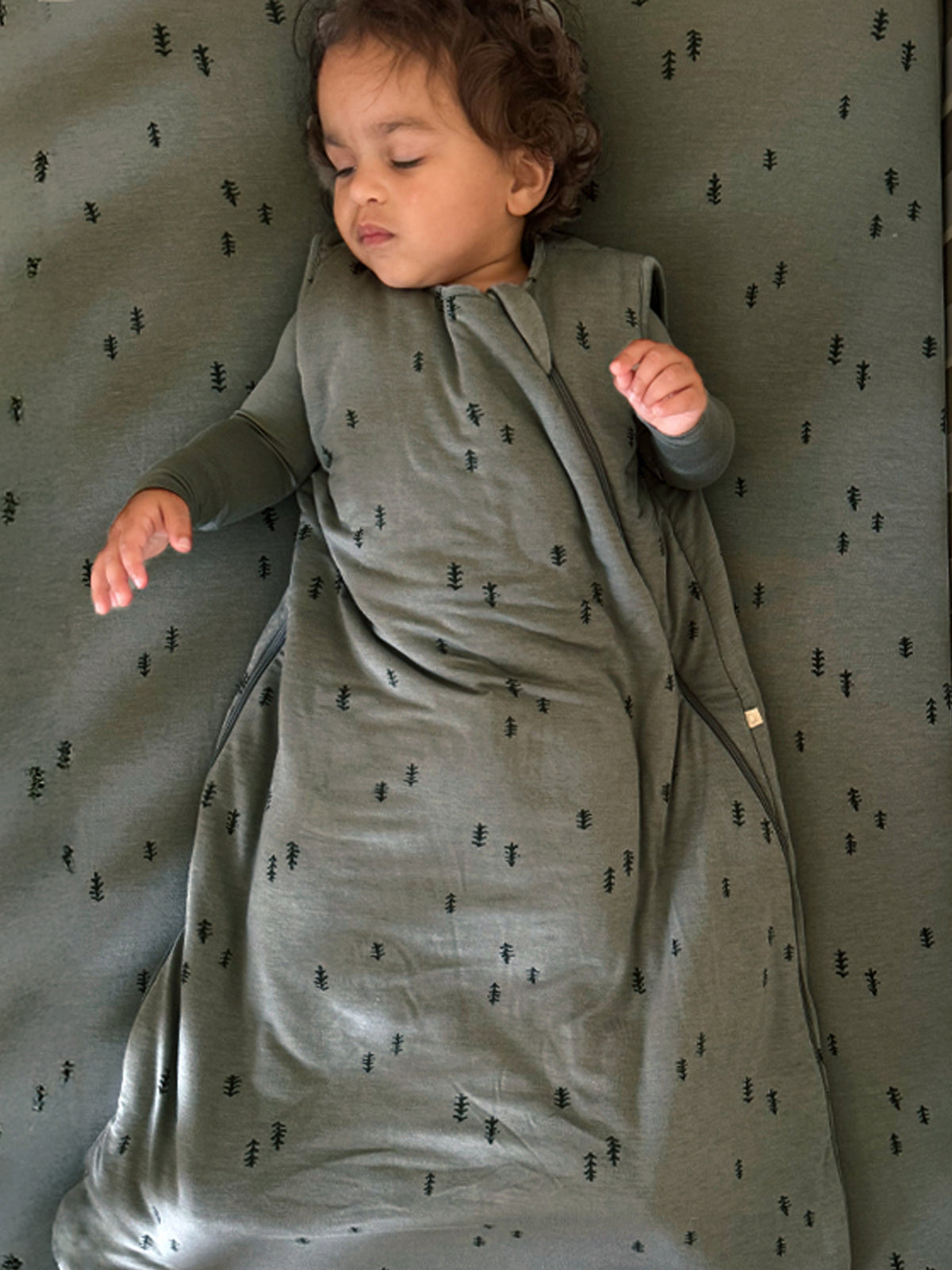 Gray sleep sack with tree print, full-length zipper and long sleeves, 1.0 tog