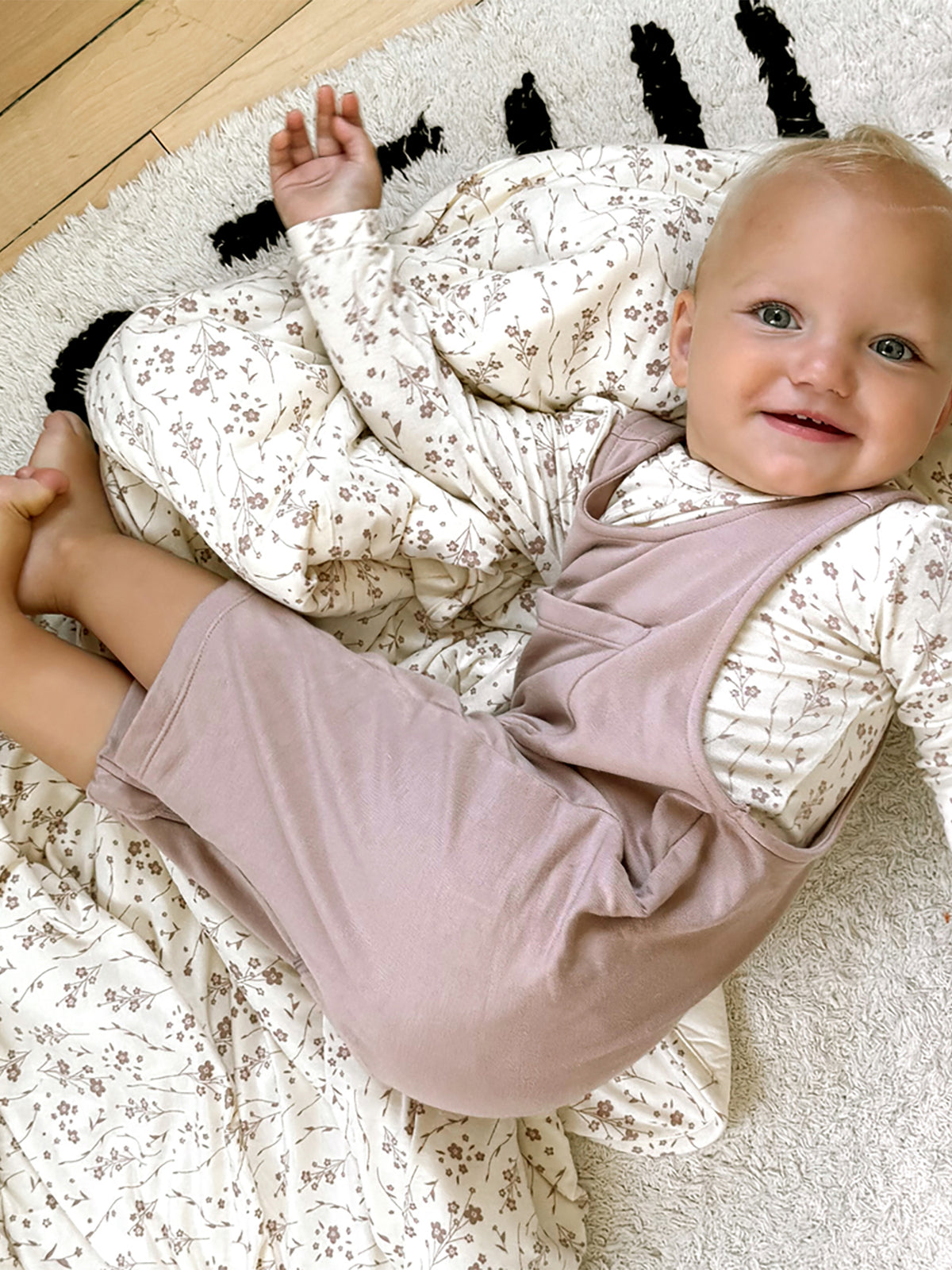 Baby fleece overall set in light mauve with floral-print long-sleeve sleeves