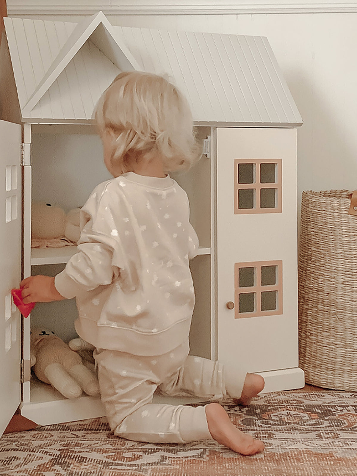 Light blush fleece sweatsuit with long-sleeve pullover and matching pants, allover white prints