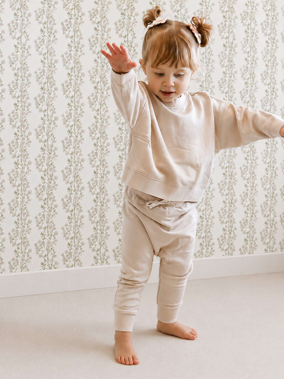 Blush fleece sweatshirt and jogger pants set, long sleeves, cuffed ankles