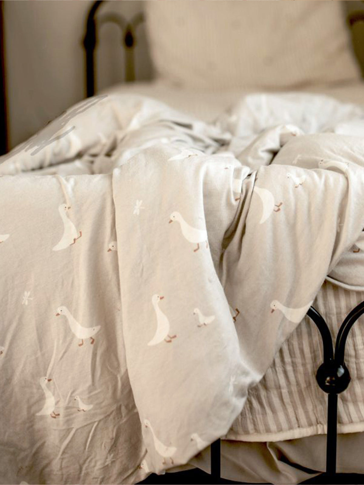2.5 TOG goose-print cloud blanket, light cream fabric with small white geese