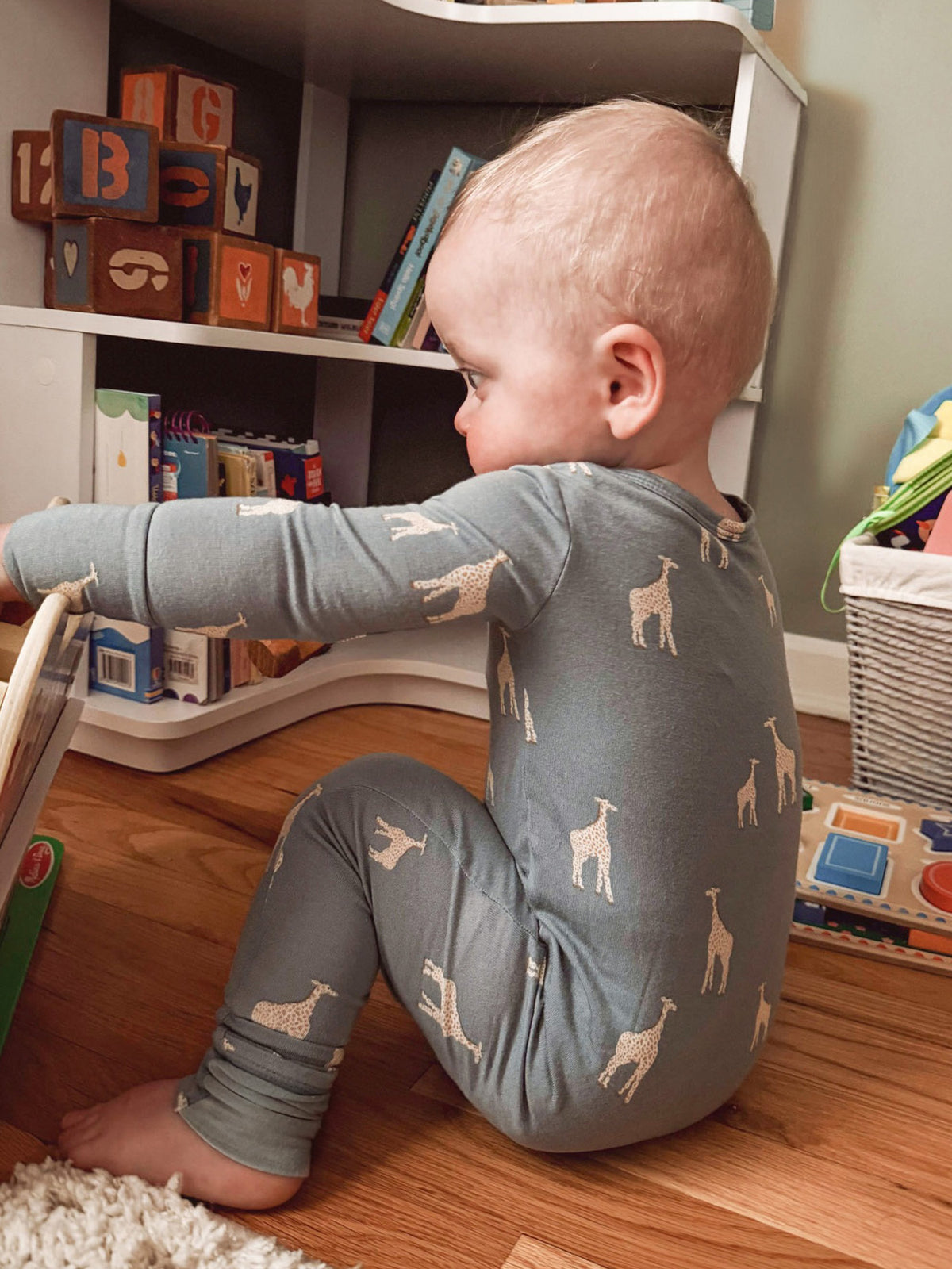 Gray sleeper pajamas with beige giraffe print, long sleeves, for baby