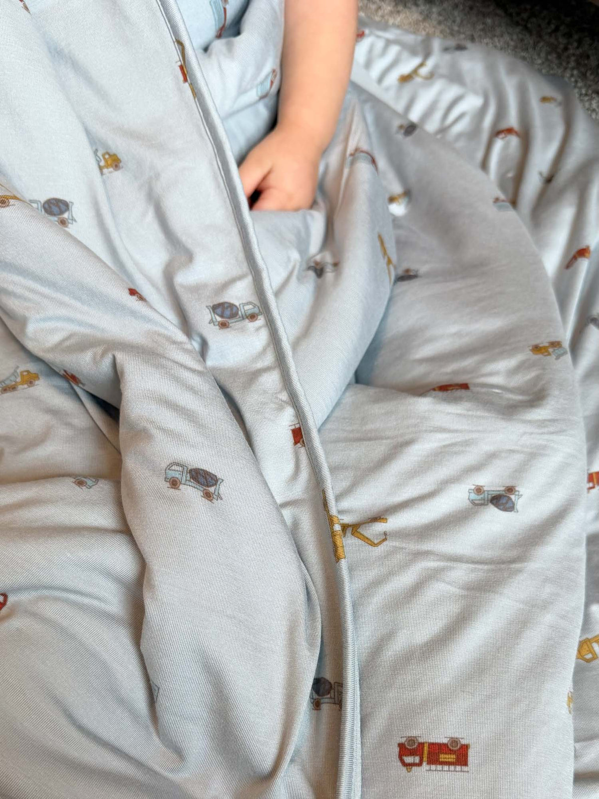 Light blue kids blanket with playful vehicle pattern, 1.0 TOG, zipper