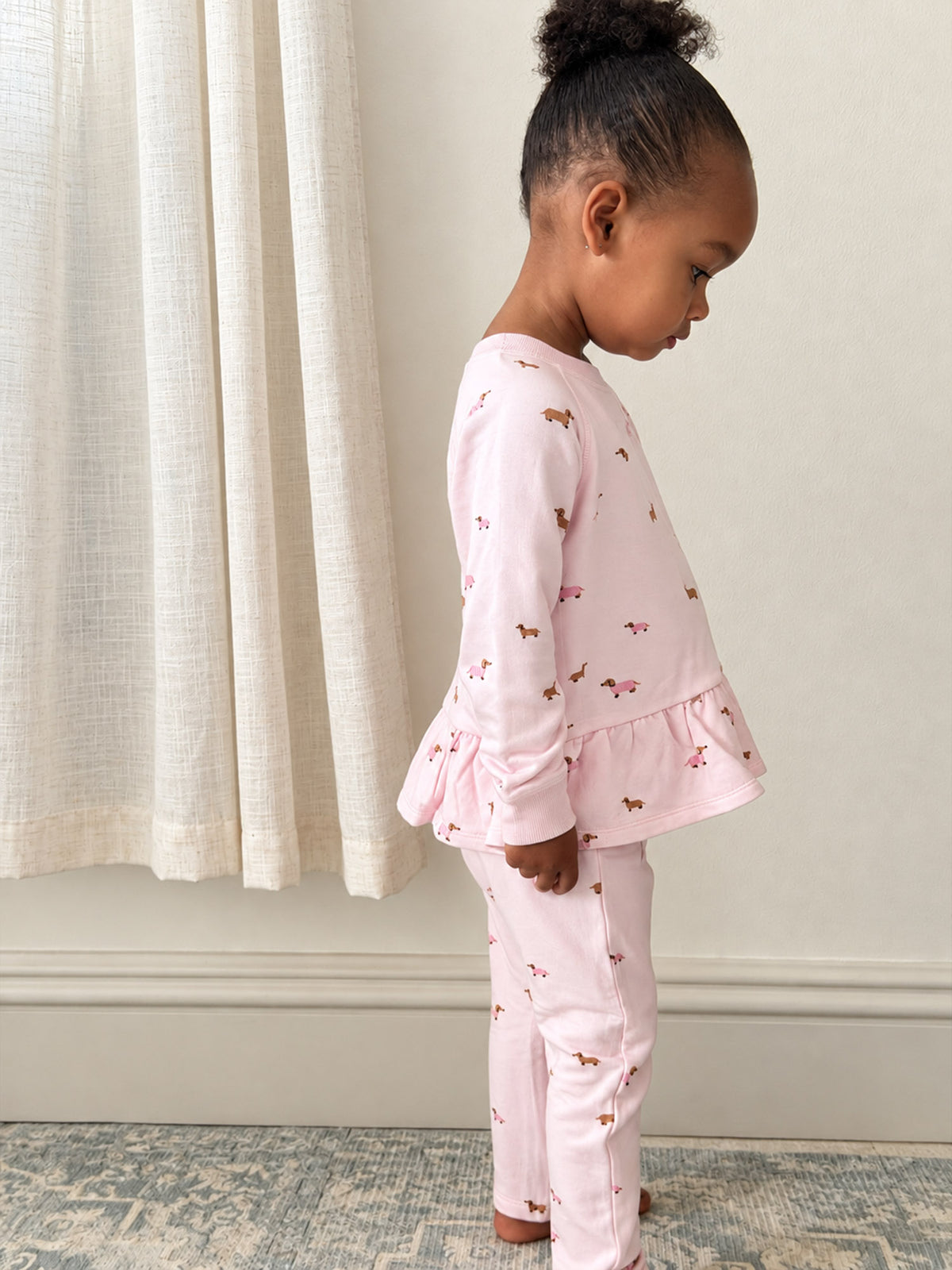 Girls' fleece two-piece sweatsuit with ruffle sleeves and pink dog print