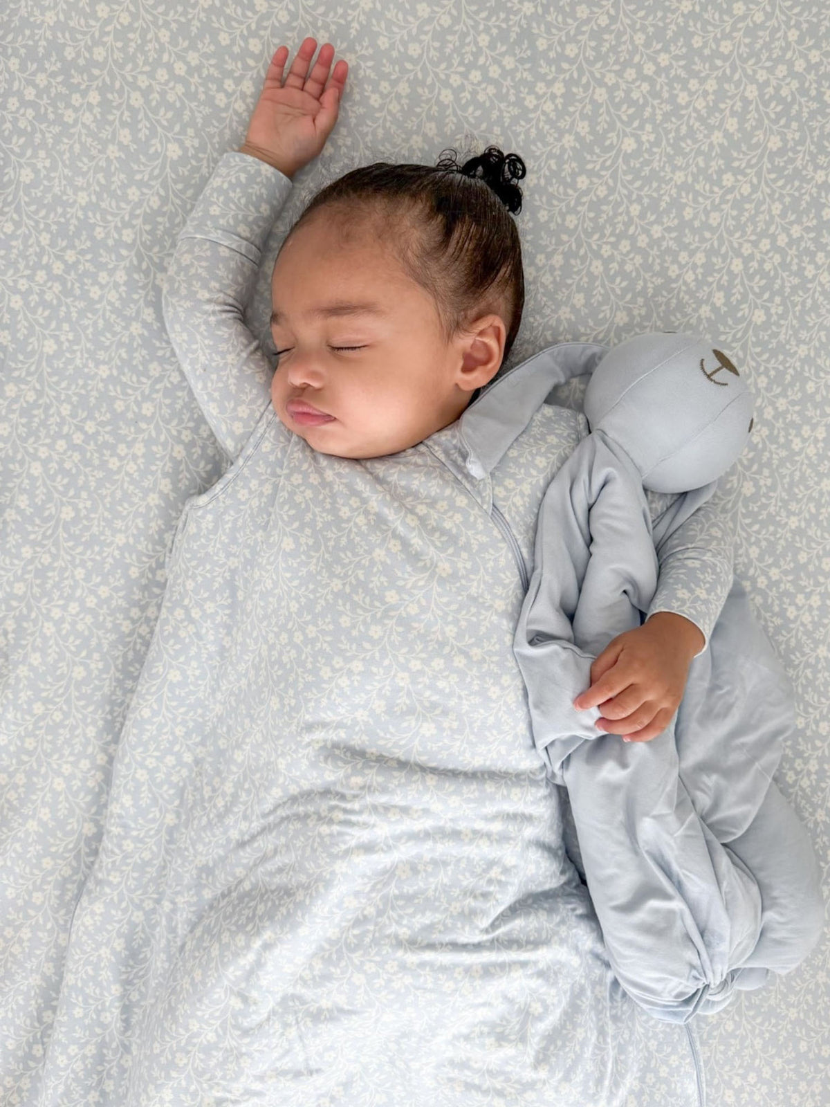 2.5 TOG meadow sleep sack, light blue with small floral print and long sleeves