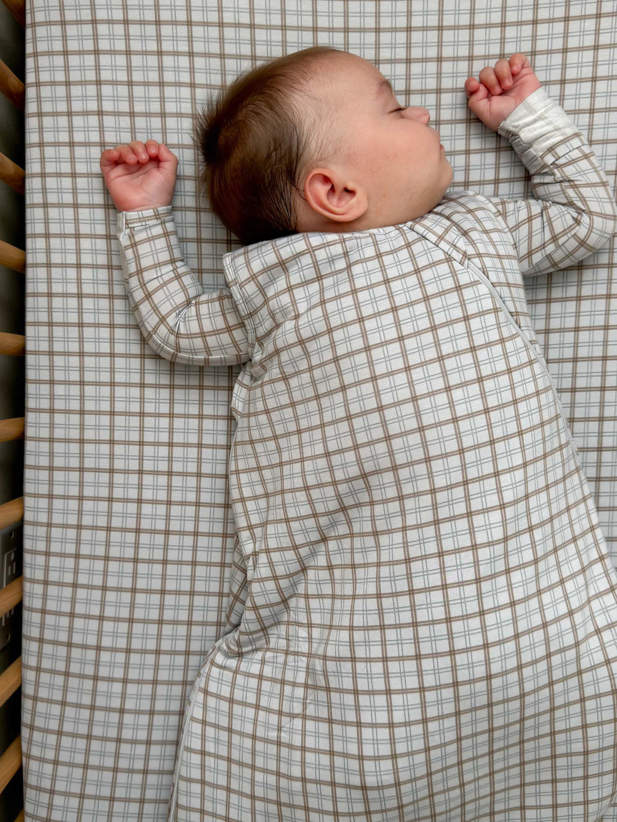 Plaid sleep sack (2.5 TOG) with long sleeves and enclosed feet, light gray grid