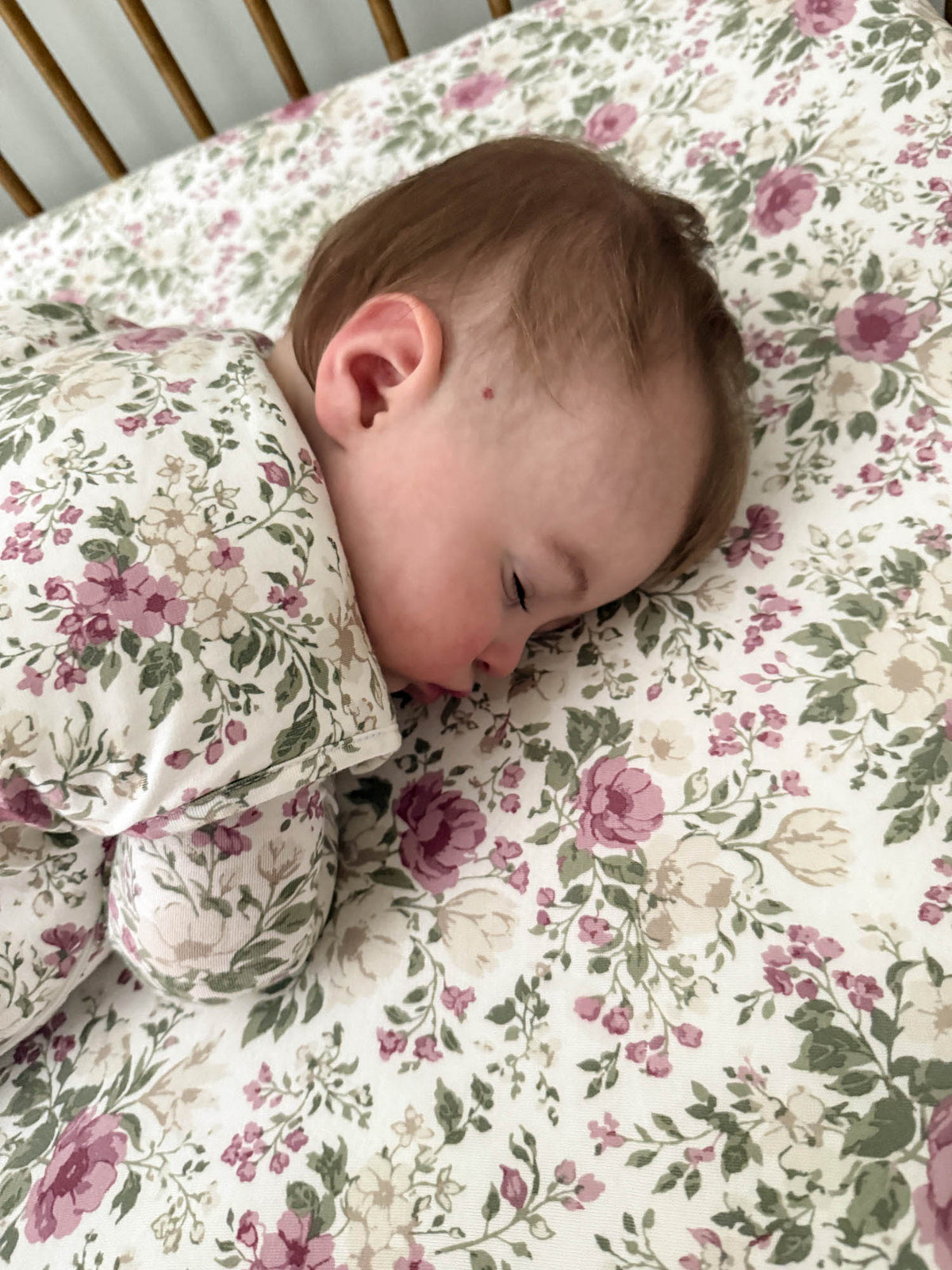 Floral crib sheet, light beige with pink rosebuds and green leaf print