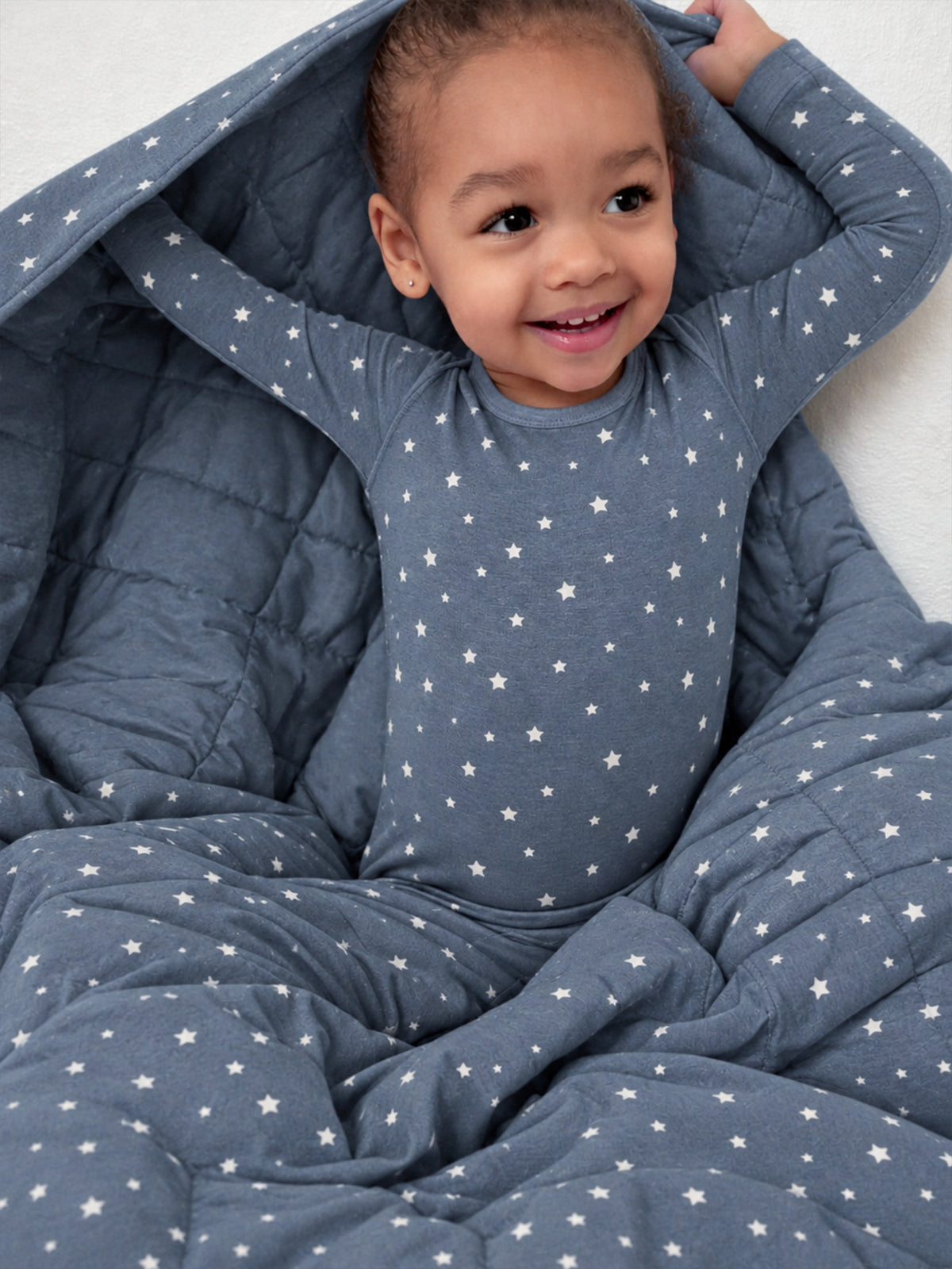 1.0 TOG cloud blanket in blue with white star pattern, soft quilted padding