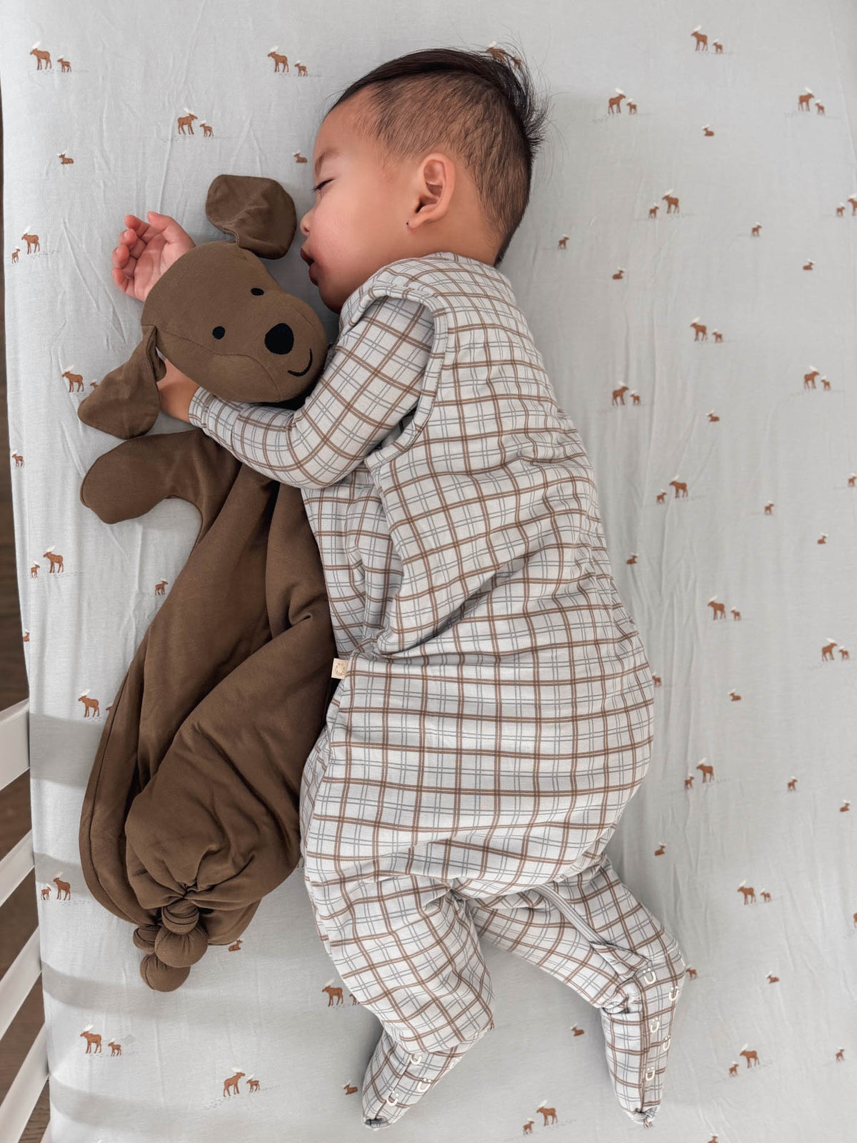 Light gray crib sheet with moose print, stuffed animal scene