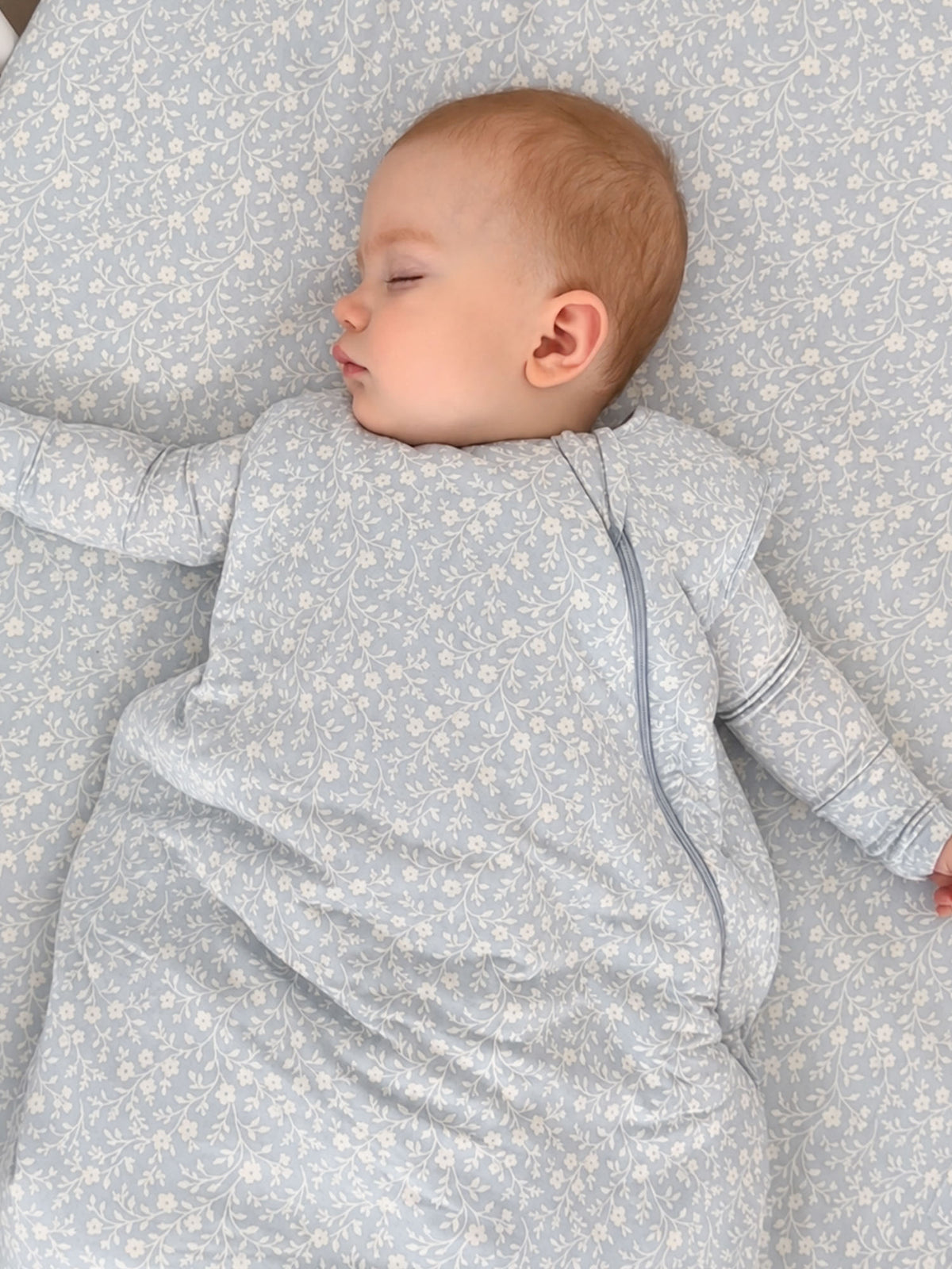 Light blue floral sleep sack with zip front and long sleeves, 2.5 TOG